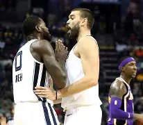 高尔夫夜战：徽州灰熊队强势横扫三湘貔貅队，速度优势明显技战术储备厚实(高尔夫联谊赛)